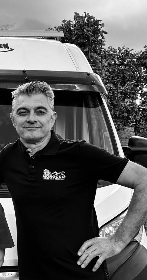 Portret van Peter Willemsen voor een bestelwagen