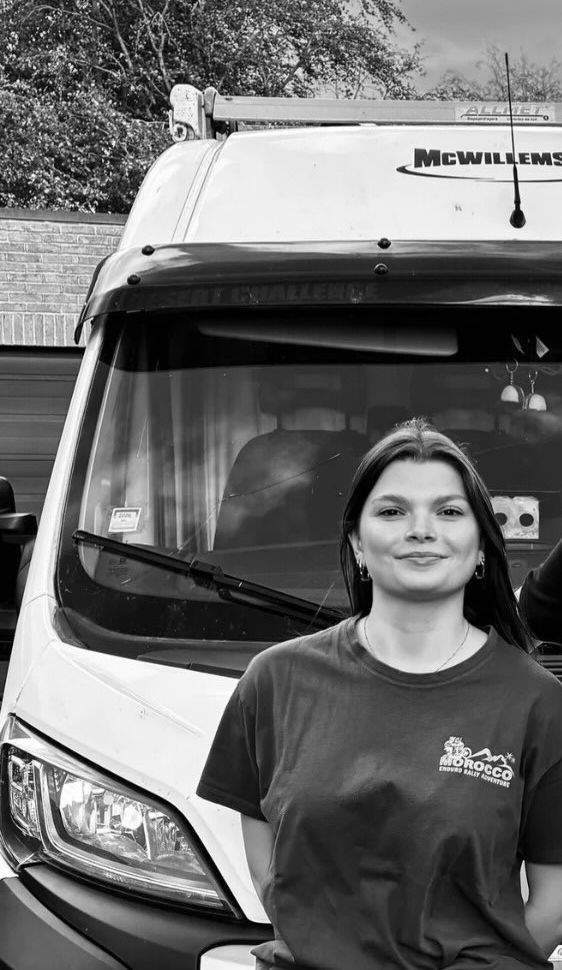 Portret van Rune Willemsen voor een bestelwagen